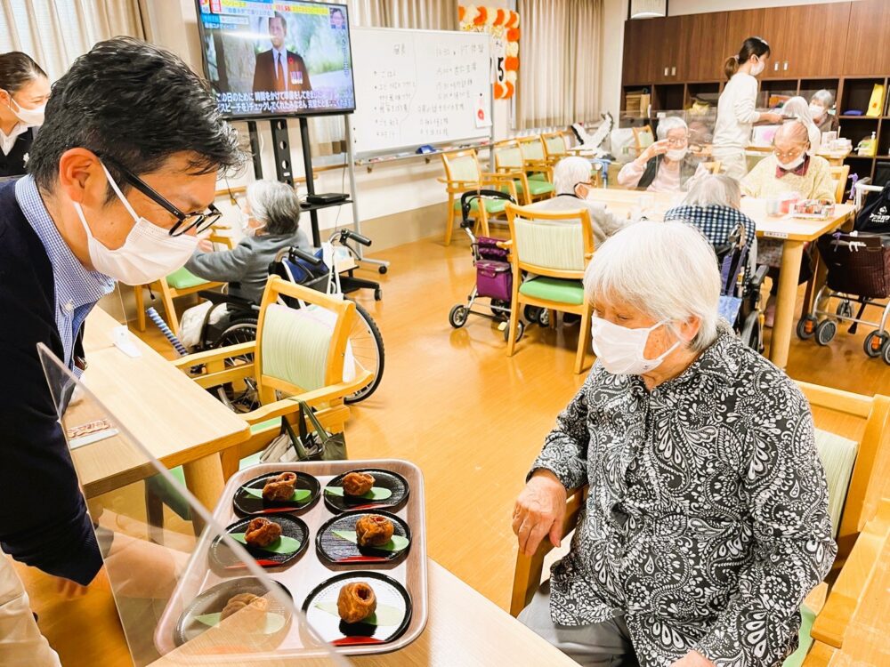 藤枝市老人ホーム_毎年恒例「干し柿作り」