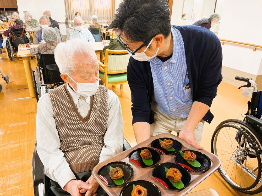 藤枝市老人ホーム_毎年恒例「干し柿作り」