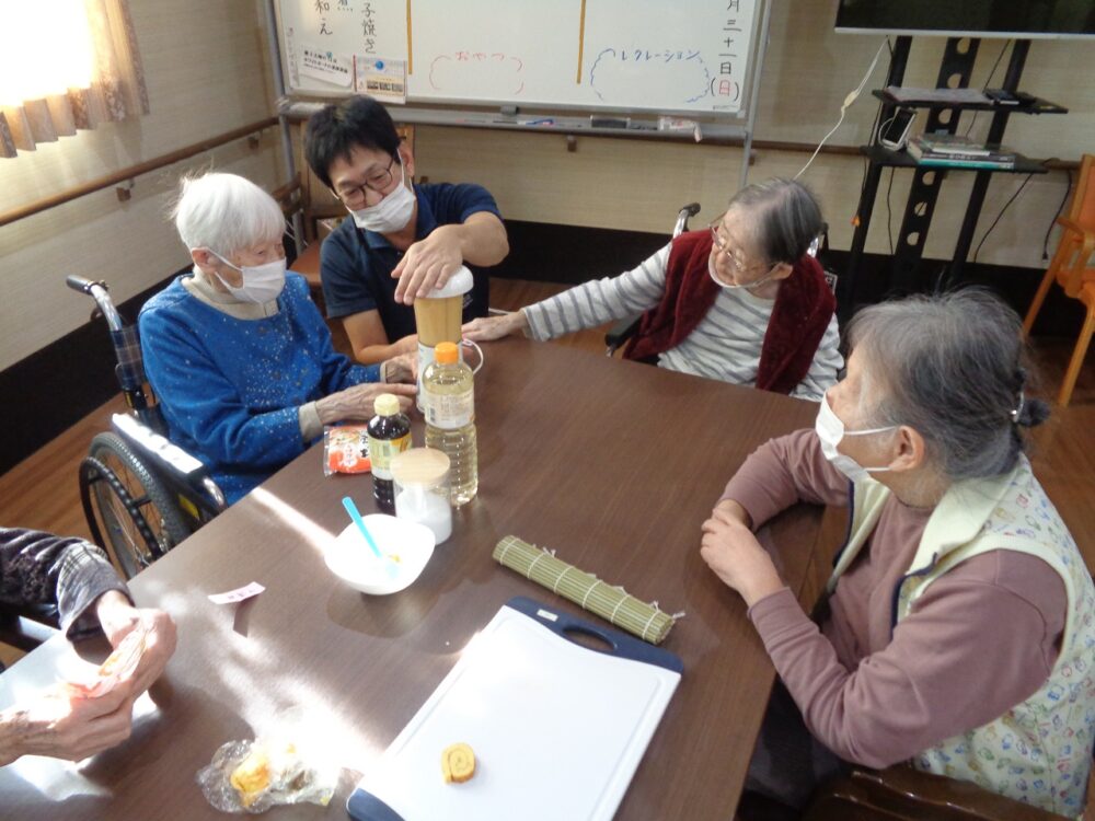 静岡市葵区有料老人ホーム_伊達巻き作り