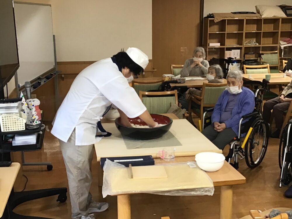 藤枝市老人ホーム_蕎麦打ちあったかたぬき蕎麦