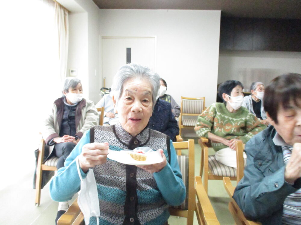 静岡市葵区老人ホーム_季節のスイーツイチゴのタルト