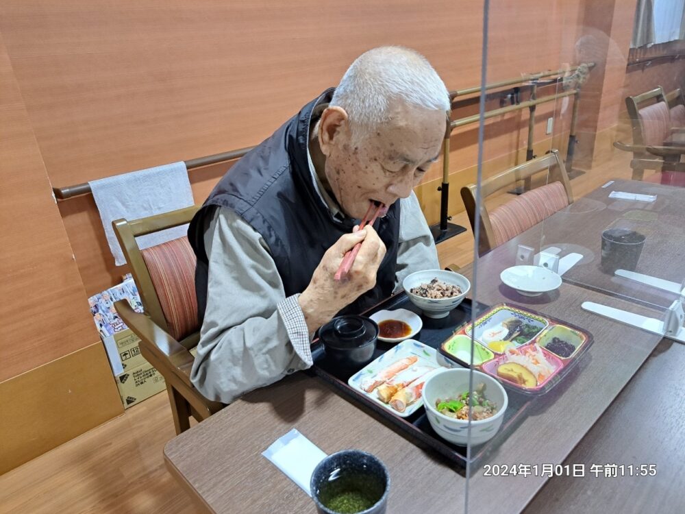 駿東郡長泉町老人ホーム_新年のお祝い蟹の提供