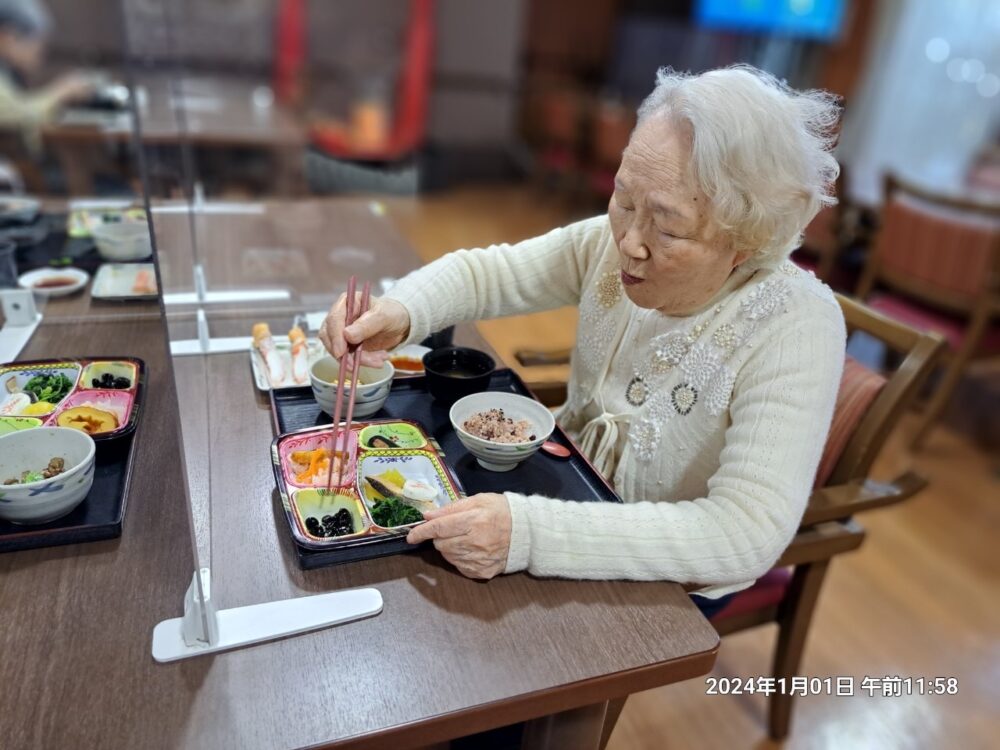 駿東郡長泉町老人ホーム_新年のお祝い蟹の提供