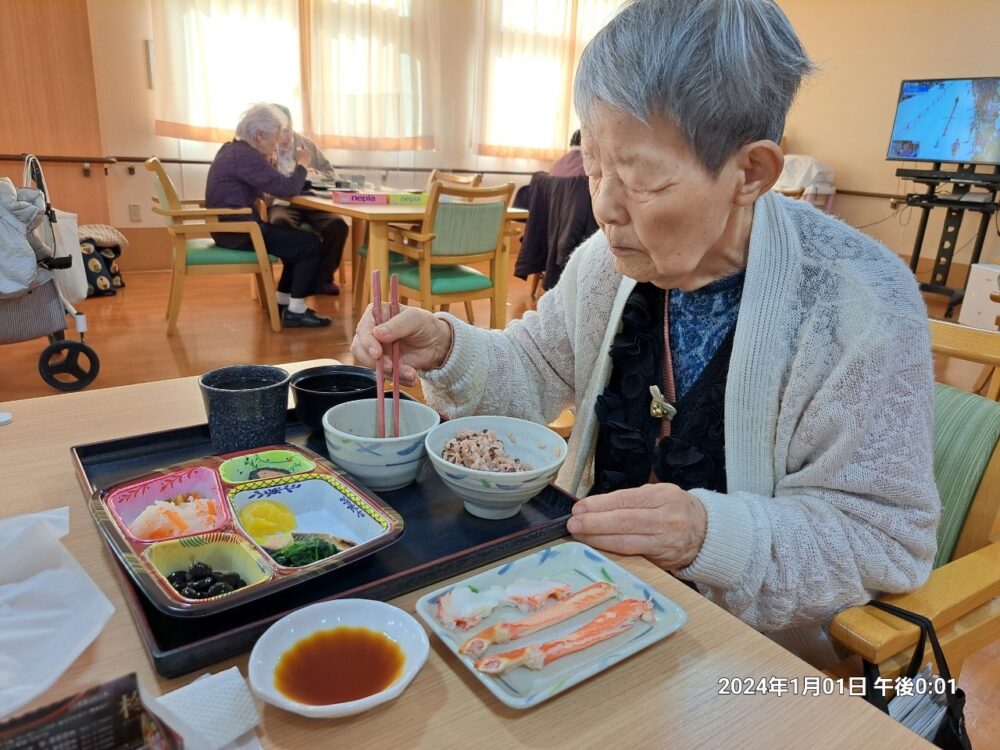 駿東郡長泉町老人ホーム_新年のお祝い蟹の提供