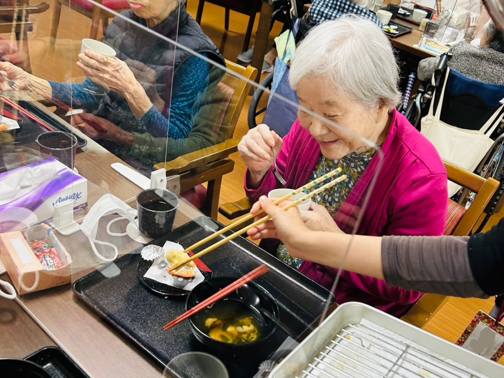 藤枝市老人ホーム_厳選天婦羅5種を年越しそばに添えて