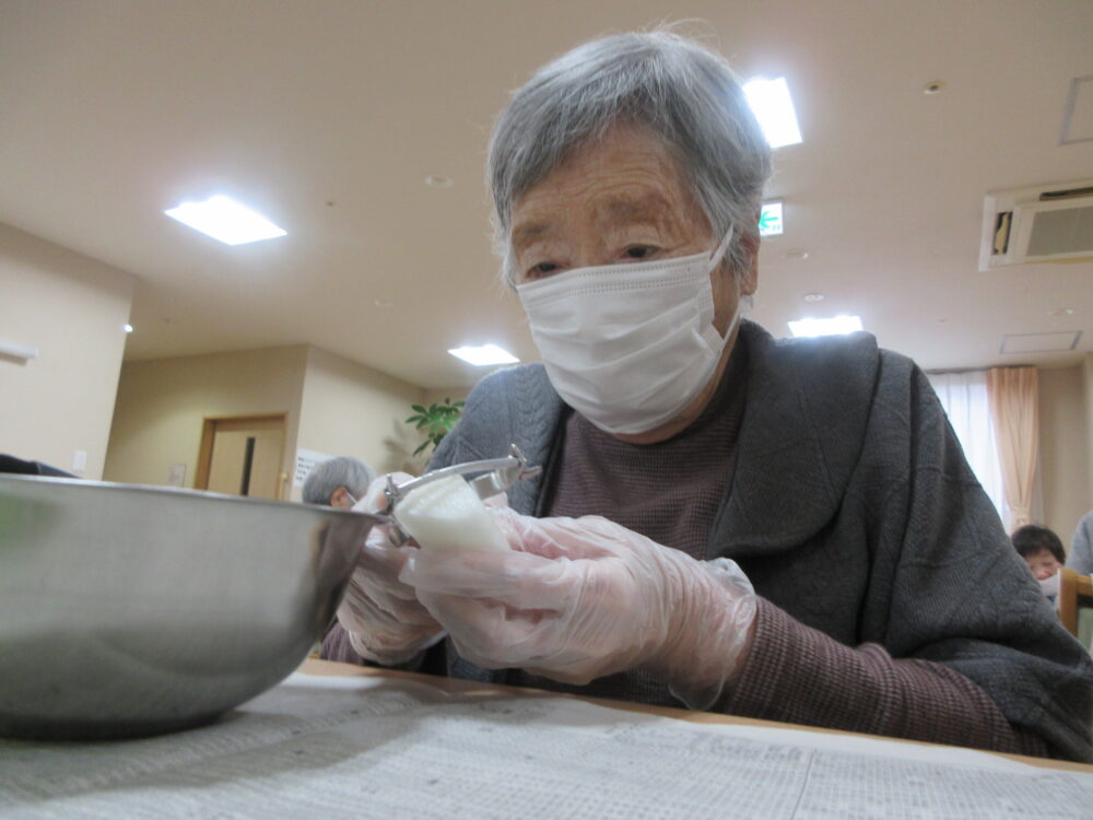 浜松市老人ホーム_豚汁づくり