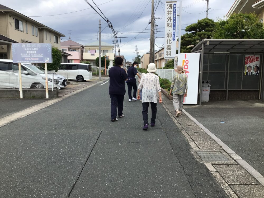 浜松市老人ホーム_学生ボランティアさんとお買い物