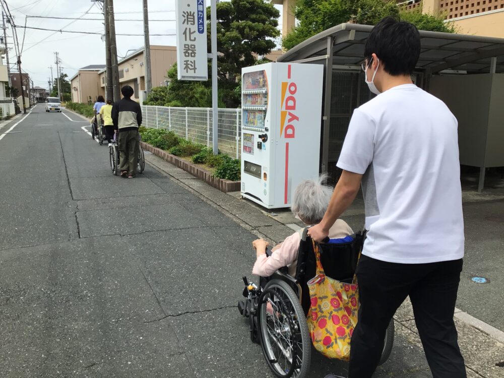 浜松市老人ホーム_学生ボランティアさんとお買い物