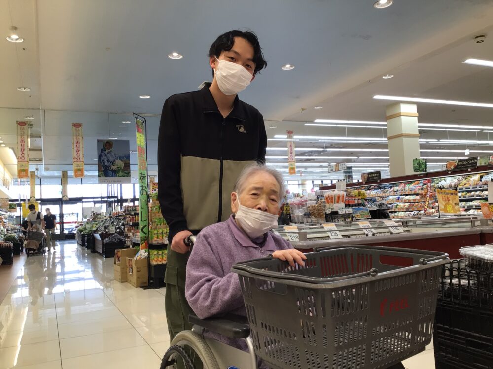 浜松市老人ホーム_学生ボランティアさんとお買い物