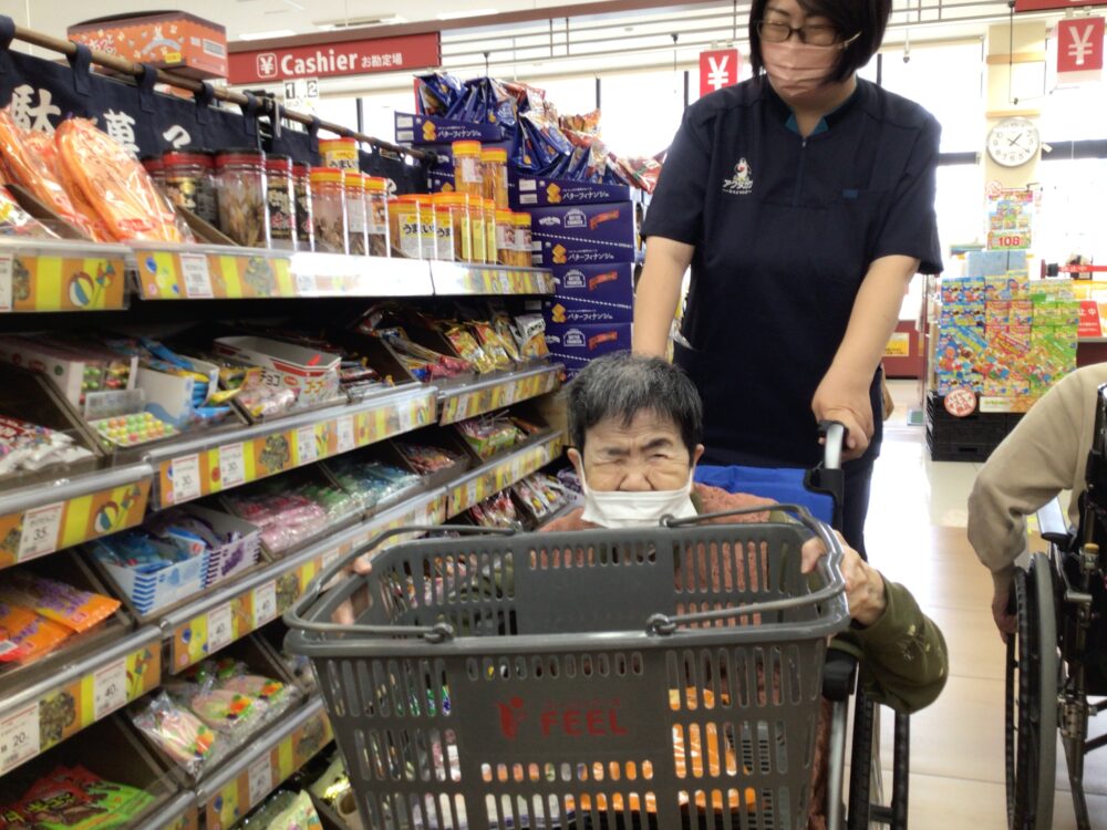 浜松市老人ホーム_学生ボランティアさんとお買い物