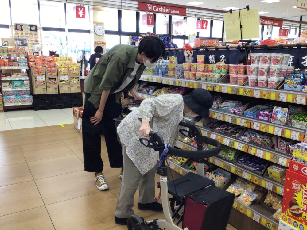 浜松市老人ホーム_学生ボランティアさんとお買い物