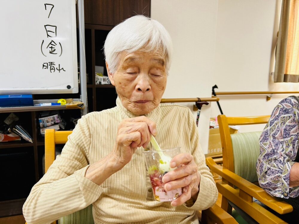 藤枝市老人ホーム_おやつ作りレクリエーション紫陽花の彩パフェ