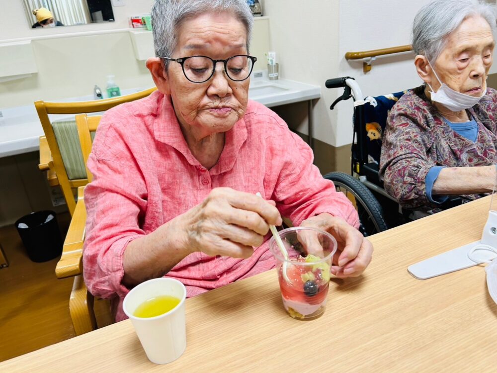 藤枝市老人ホーム_おやつ作りレクリエーション紫陽花の彩パフェ