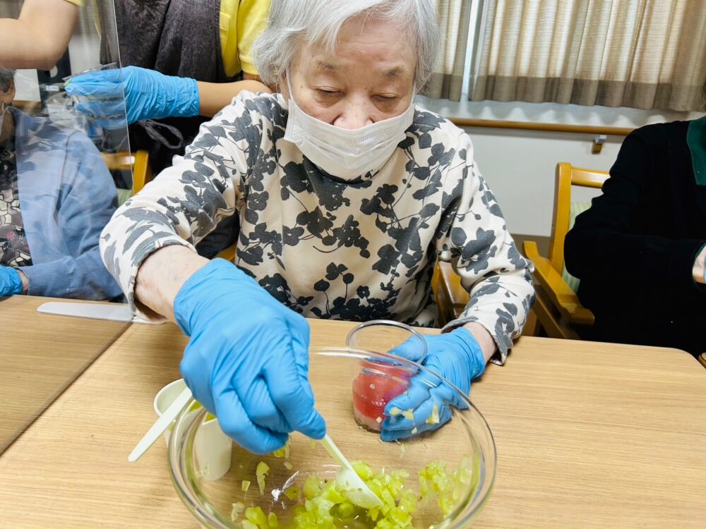 藤枝市老人ホーム_おやつ作りレクリエーション紫陽花の彩パフェ