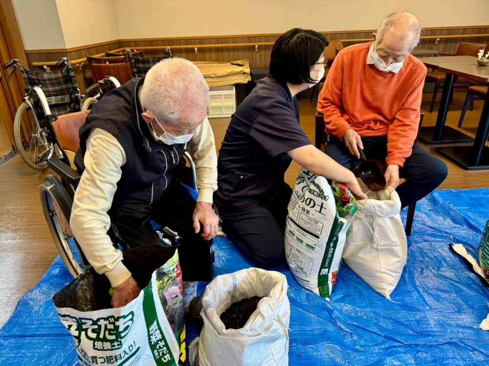 ハートライフ小石川　さつまいもの植え付け