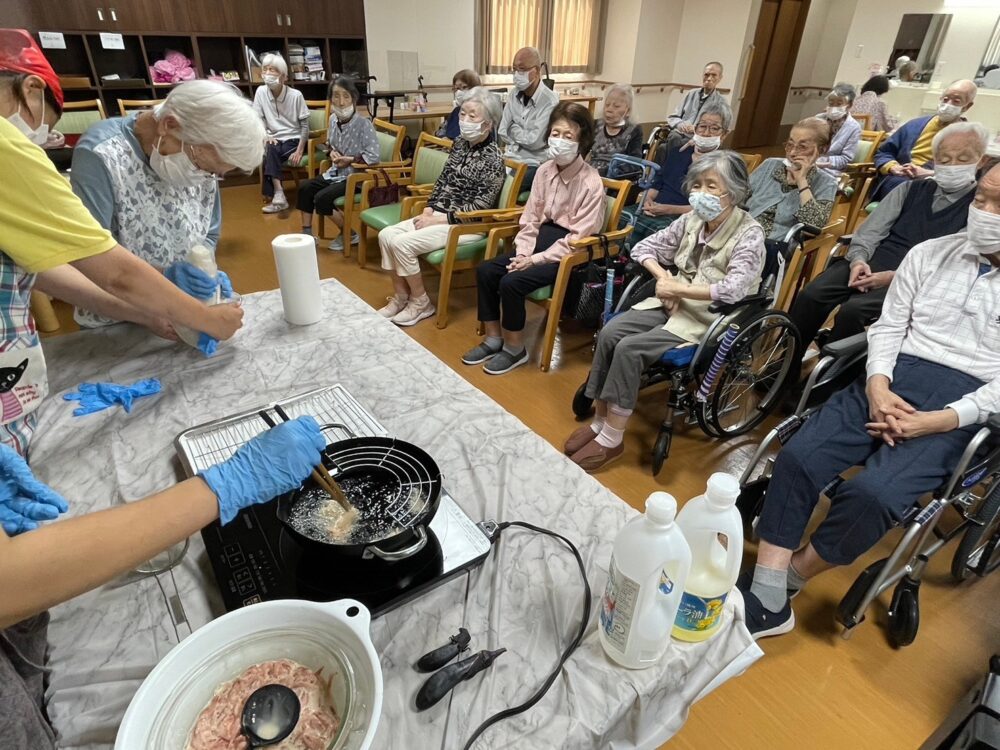 藤枝市老人ホーム_7月蕎麦打ち桜海老天おろしそば